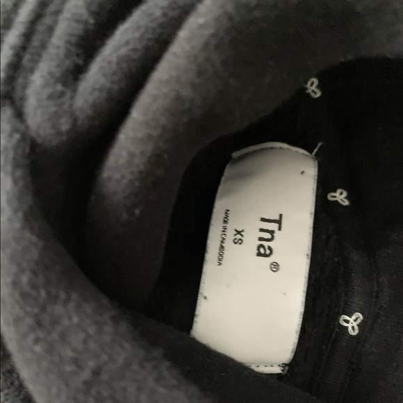 Aritzia TNA “perfect” fleece hoodie in black🤍 - Picture 2 of 2